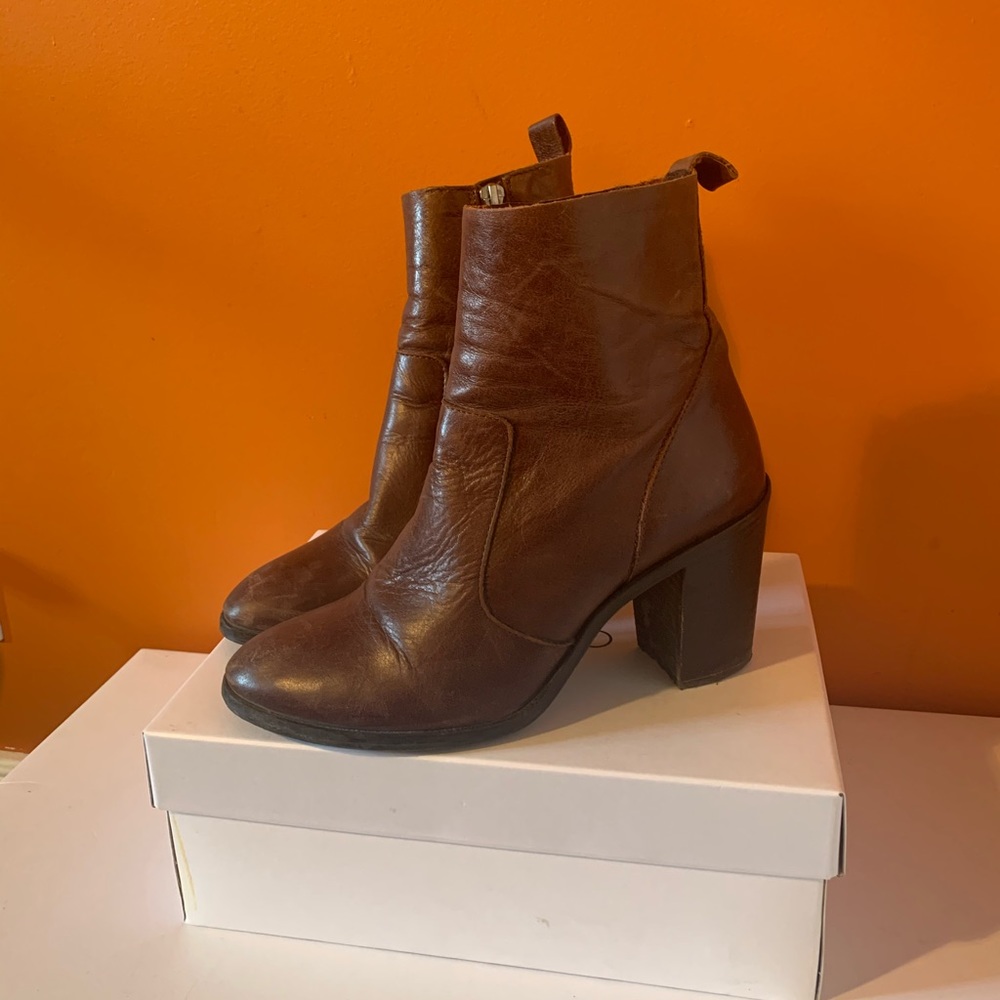 Lintervalle ankle booties